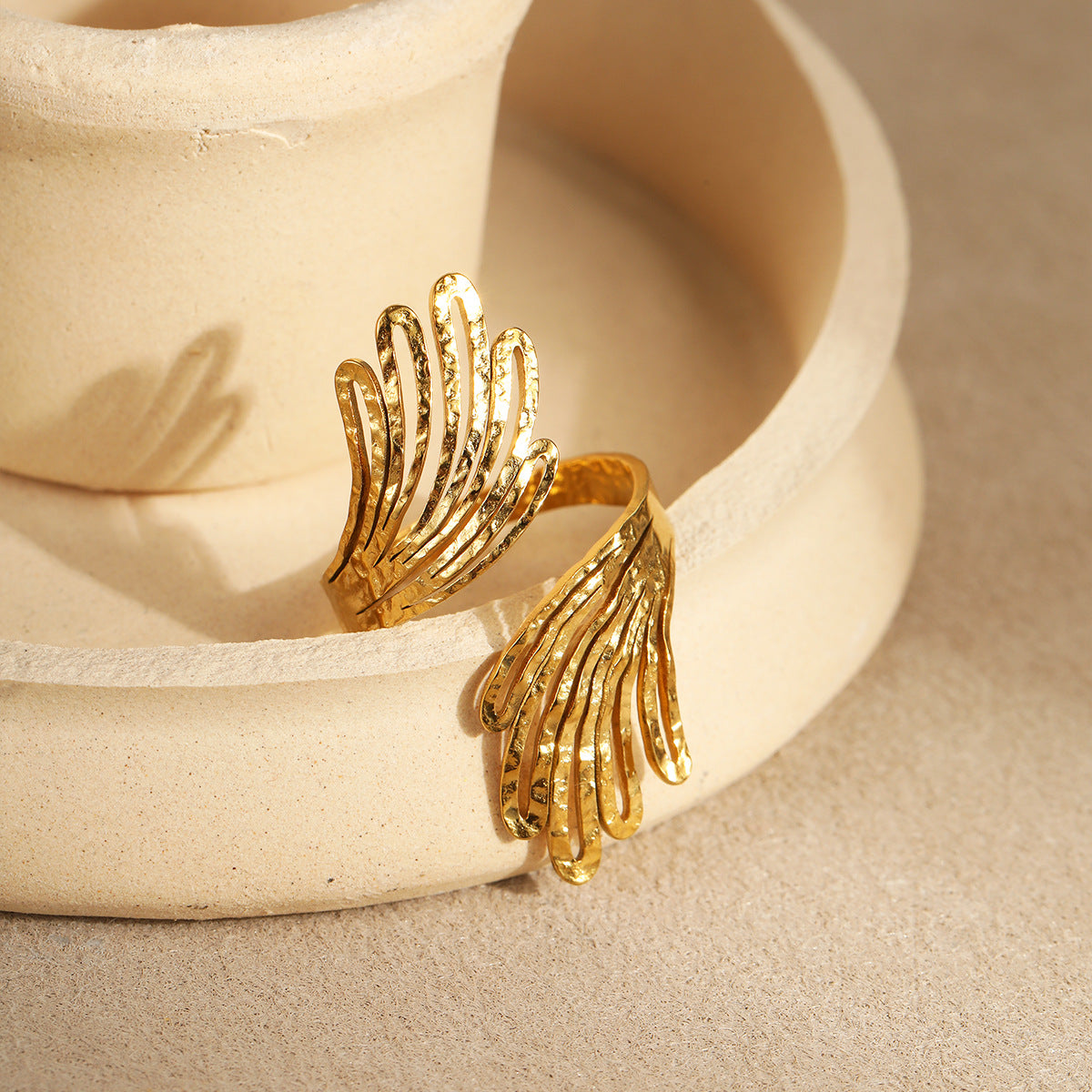 Anillo Minimalista Geométrico de Acero Inoxidable con Textura Martillada y Baño de Oro de 18K, con Banda Abierta para Mujer