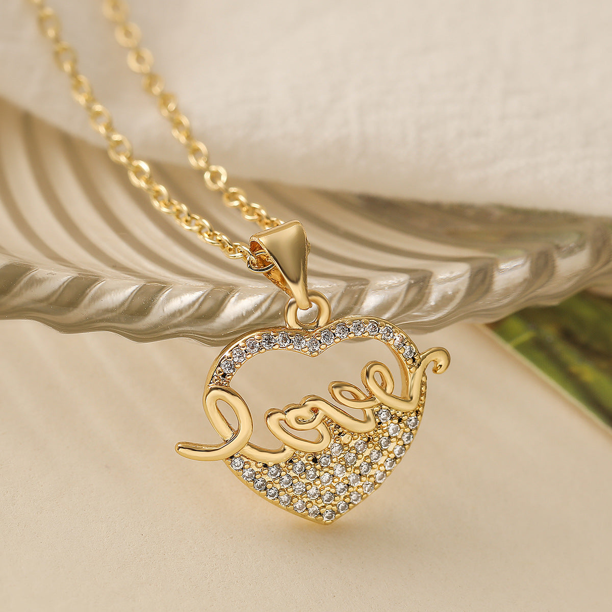 Collana Pendente a Cuore Minimalista in Rame Placcato Oro 18K con Accenti di Zirconi per Donna