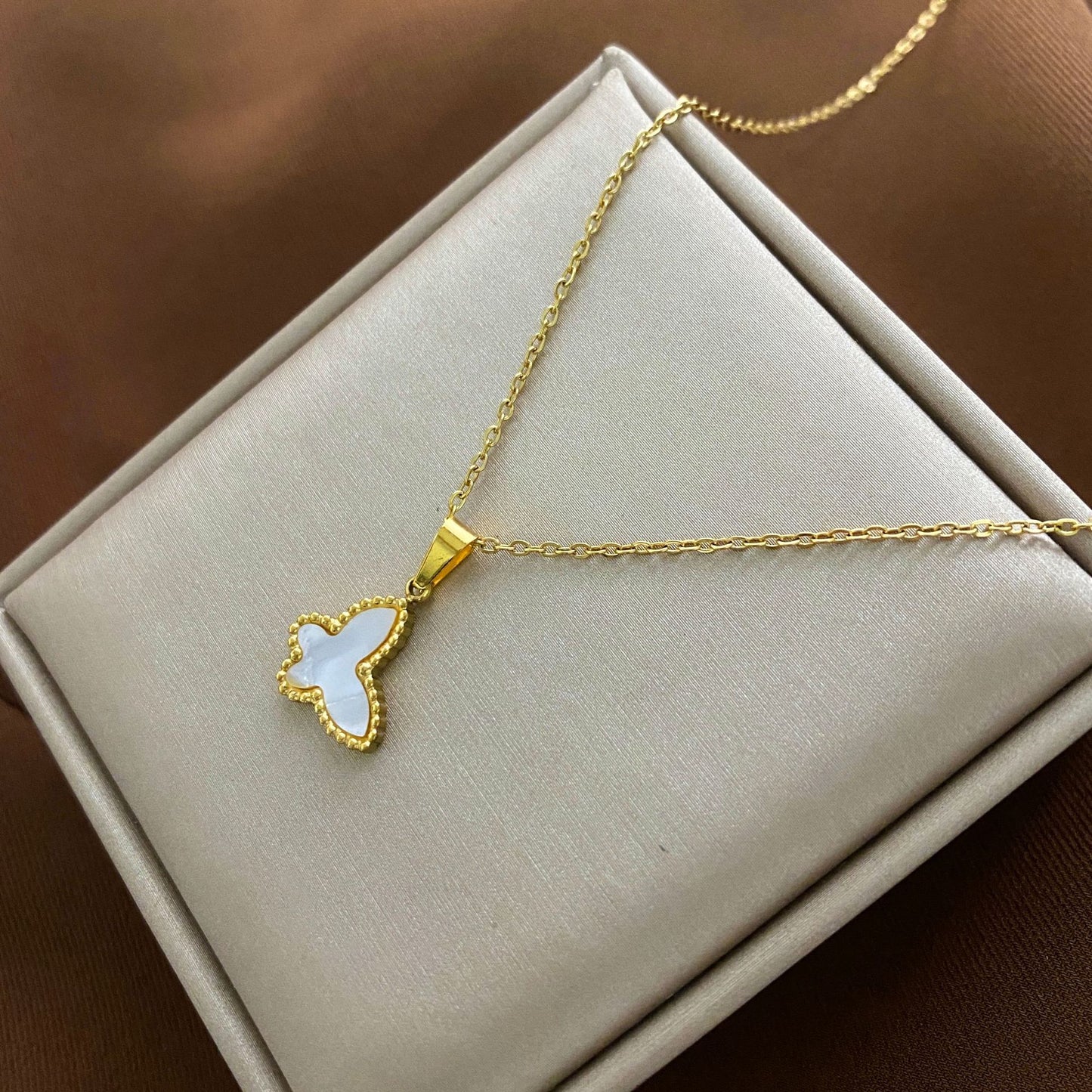 Minimalist Animal-Shaped Titanium Steel Clavicle Necklace for Women with Electroplated Finish and Irregular Design