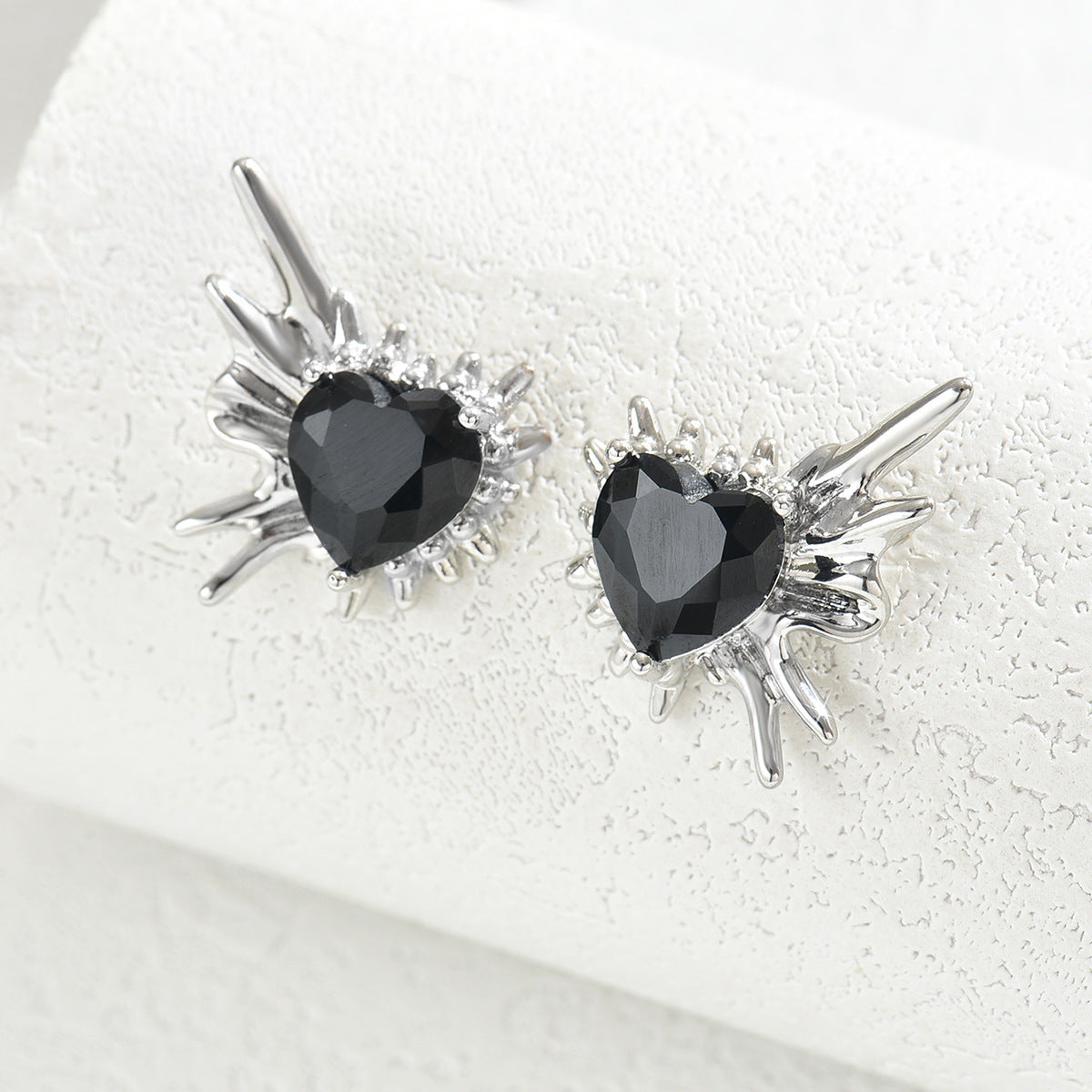 Orecchini a Cuore Minimalisti in Rame con Intarsio in Zircone Nero e Perno in Acciaio Inox