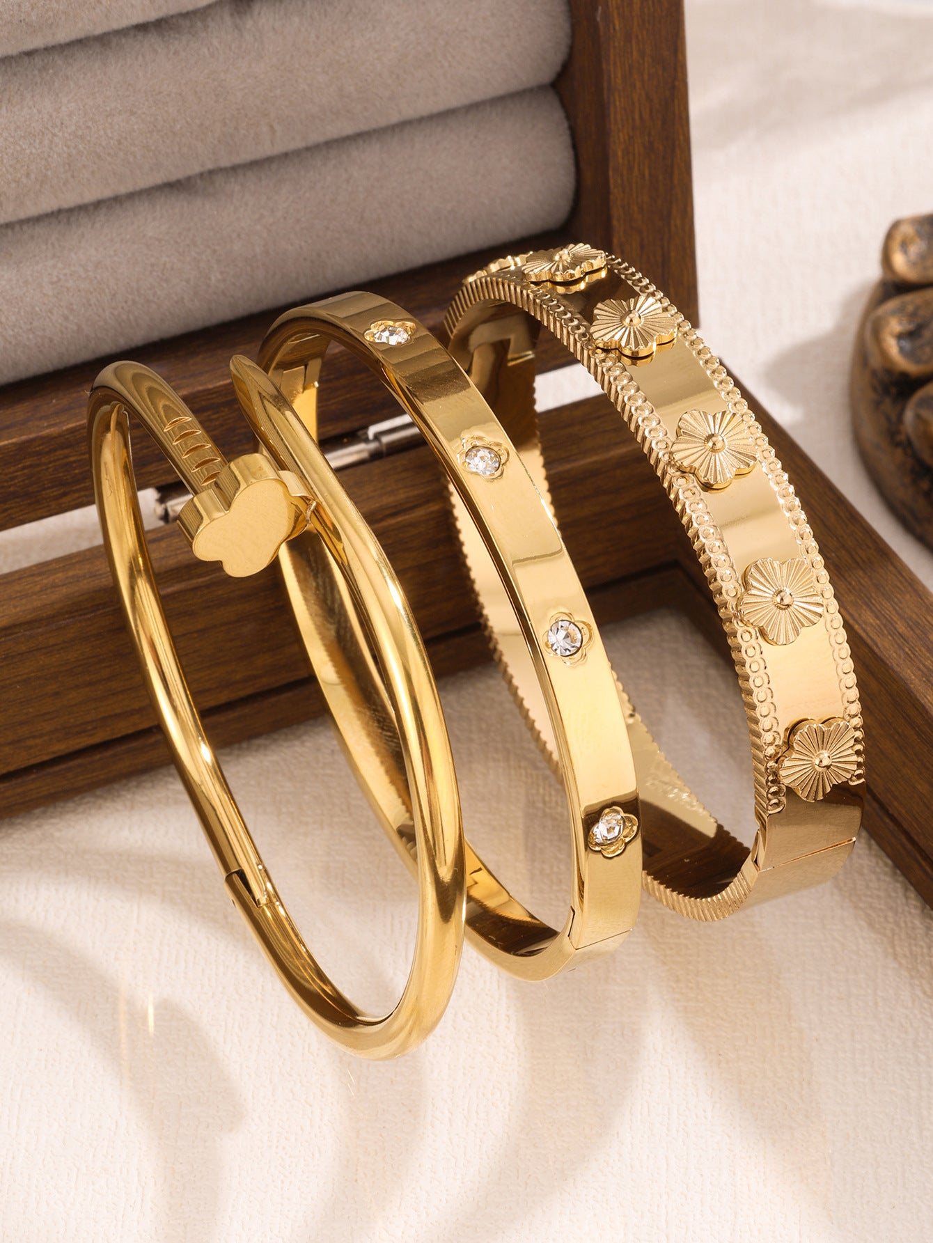 Juego de pulseras de acero inoxidable con trébol de cuatro hojas, incrustaciones de diamantes de imitación y chapado en oro al vacío de 18 quilates, estilo minimalista y a la moda