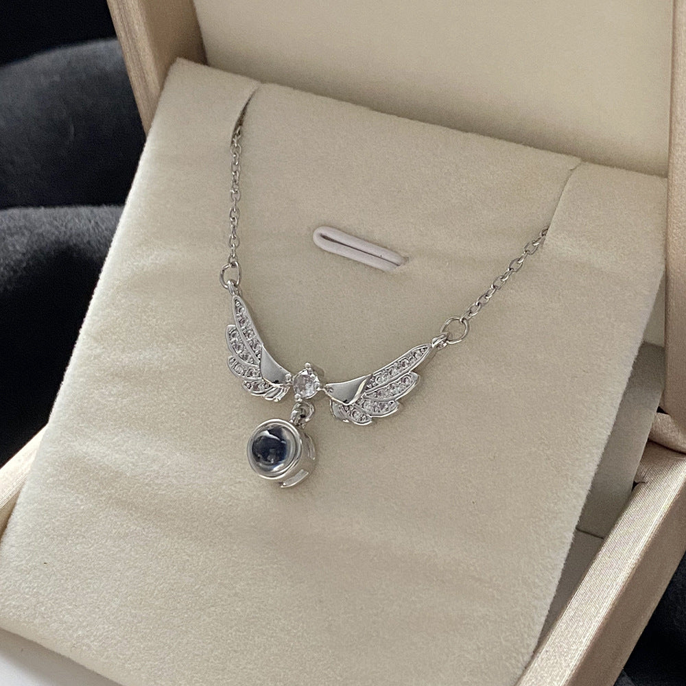 Elegante Collana con Ciondolo a Farfalla Floreale in Acciaio al Titanio, Rame Placcato e Zirconia Micro-Incastonata su Catena ad O per Uomo e Donna