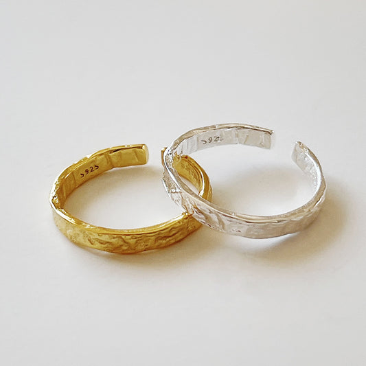Anillo Minimalista de Plata de Ley 925 con Corazón y Textura Abstracta de Lámina para Mujer