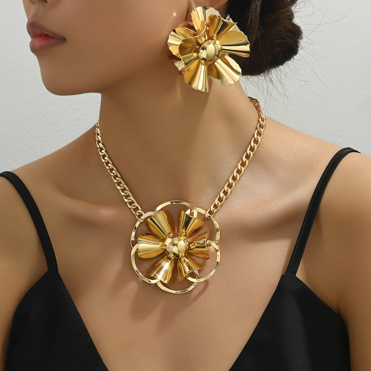Set collana con pendente floreale e orecchini a perno in lega con placcatura e design a petalo per donna, stile minimalista di lusso
