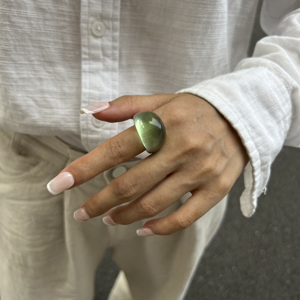 Anello da donna in resina geometrico minimalista con effetto marmorizzato e finitura epossidica lucida