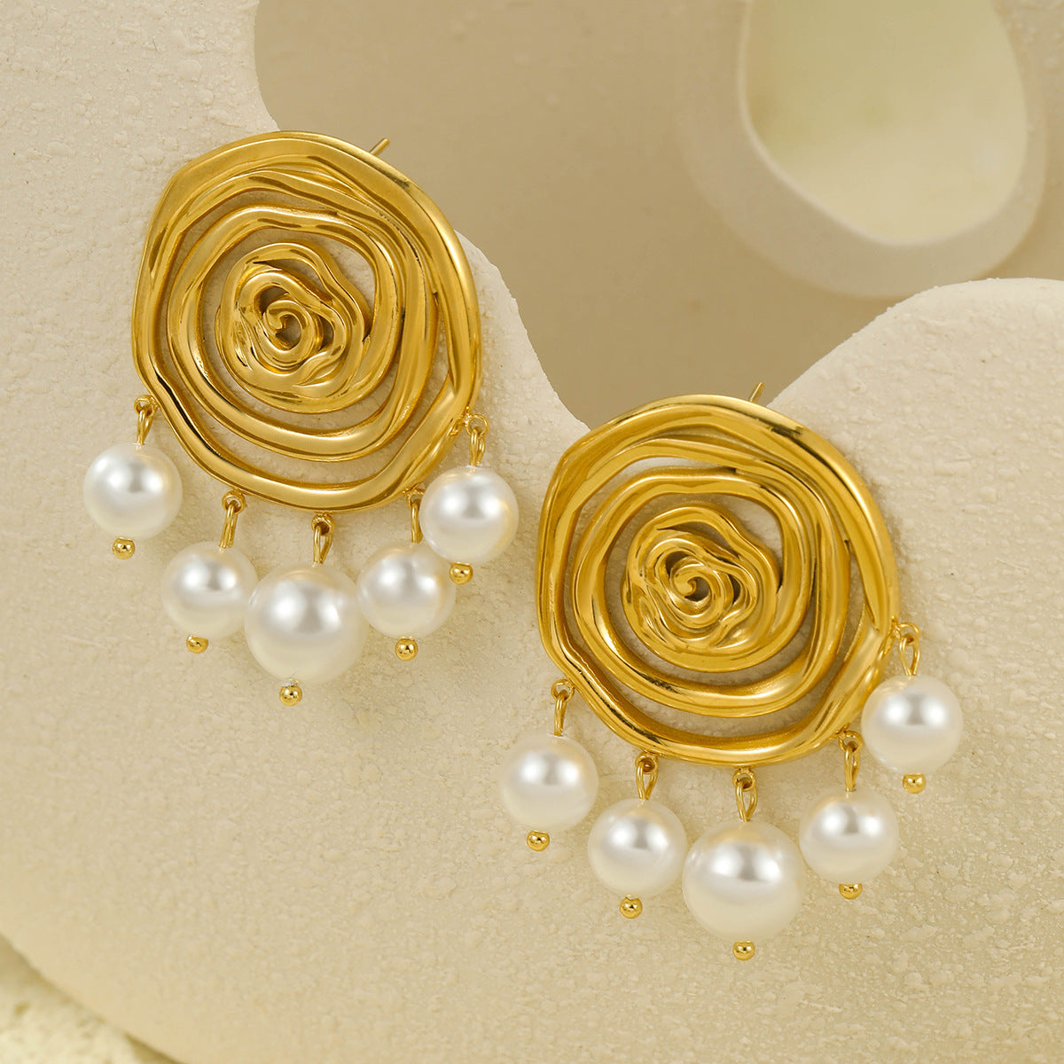 Pendientes de acero inoxidable estilo oficina a la moda con diseño de aro circular chapado en oro de 18 quilates y colgante de perla