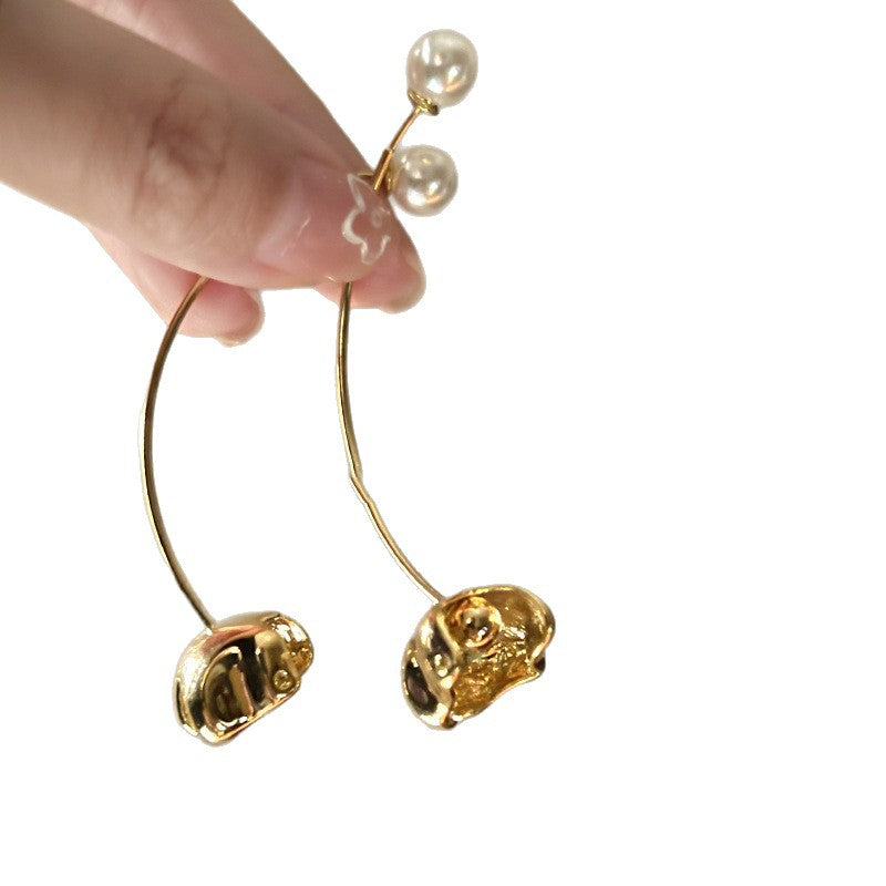 Orecchini a perno da donna minimalisti con perle, motivi floreali e geometrici, e perni in acciaio placcato