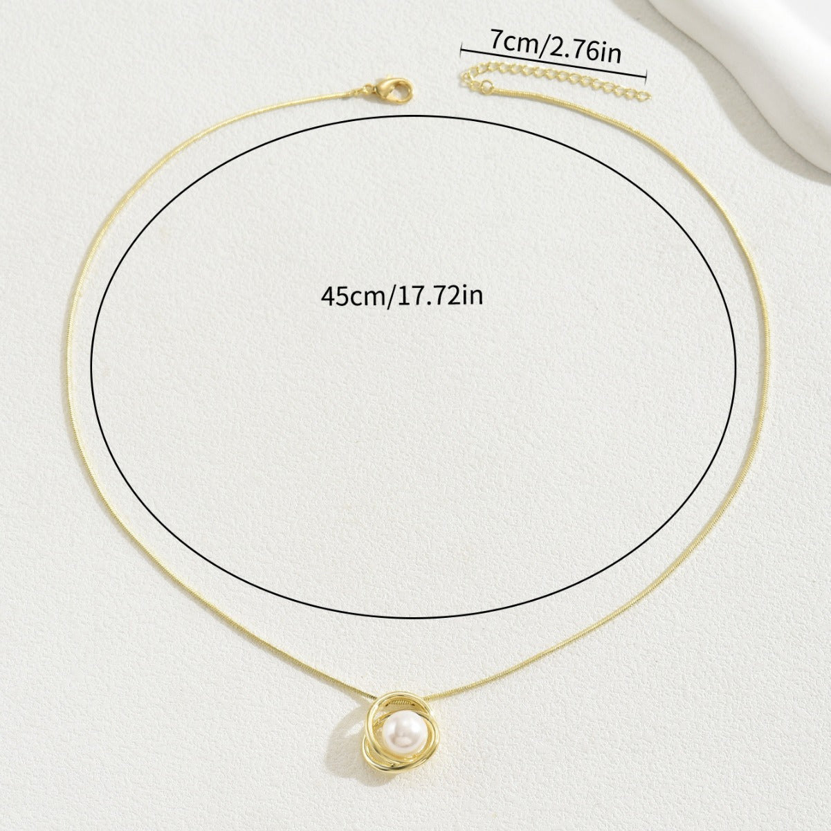 Elegante collar minimalista de cobre con incrustaciones de perlas y diseño geométrico para mujer, con colgante circular entrelazado y delicada cadena de clavícula