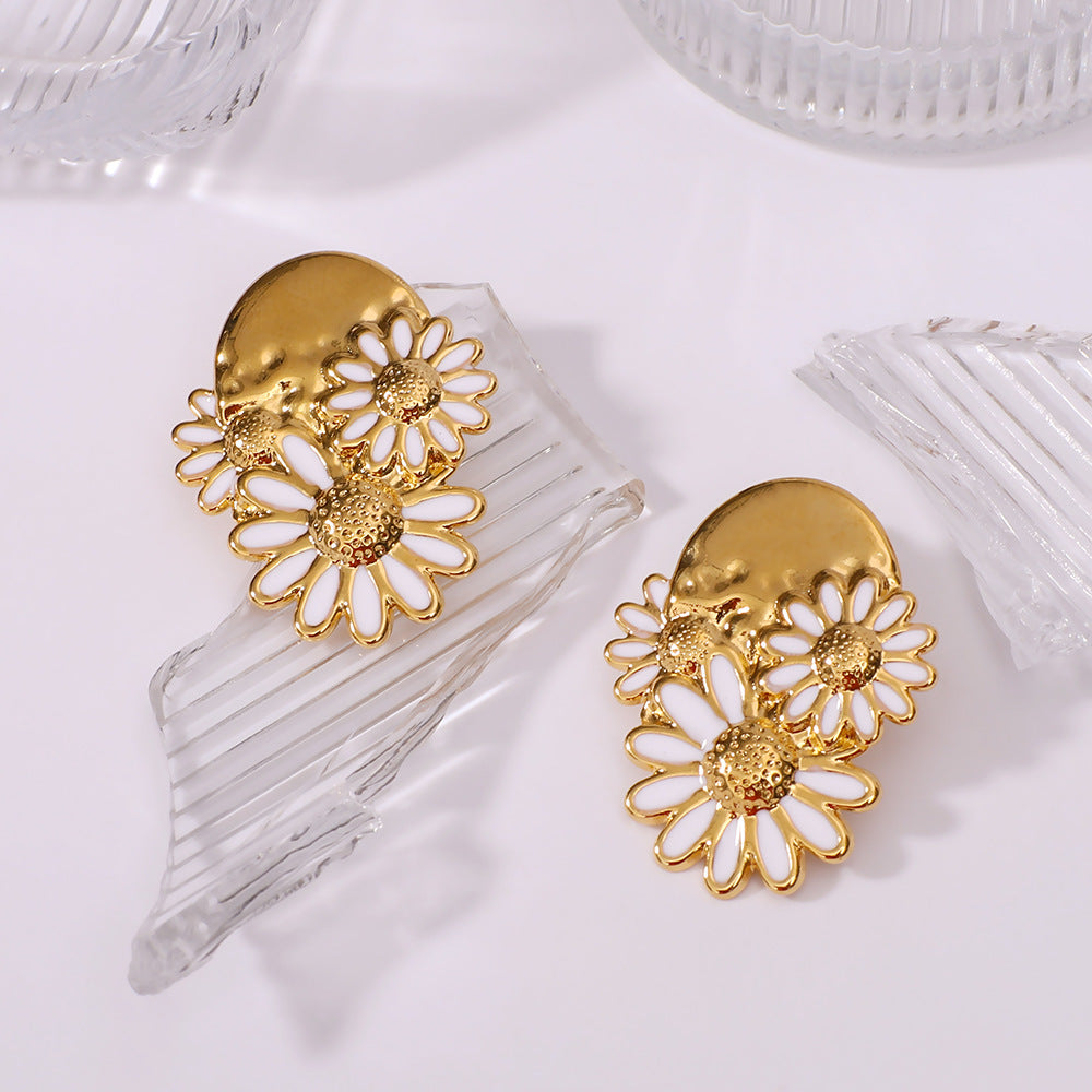 Orecchini a perno minimalisti a forma di margherita in acciaio inossidabile placcati oro 18 carati da donna