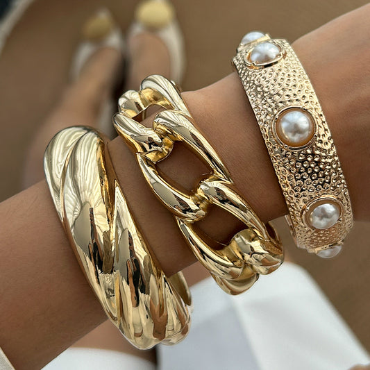 Bracciale rigido in metallo geometrico di ispirazione vintage con perle artificiali e finitura placcata