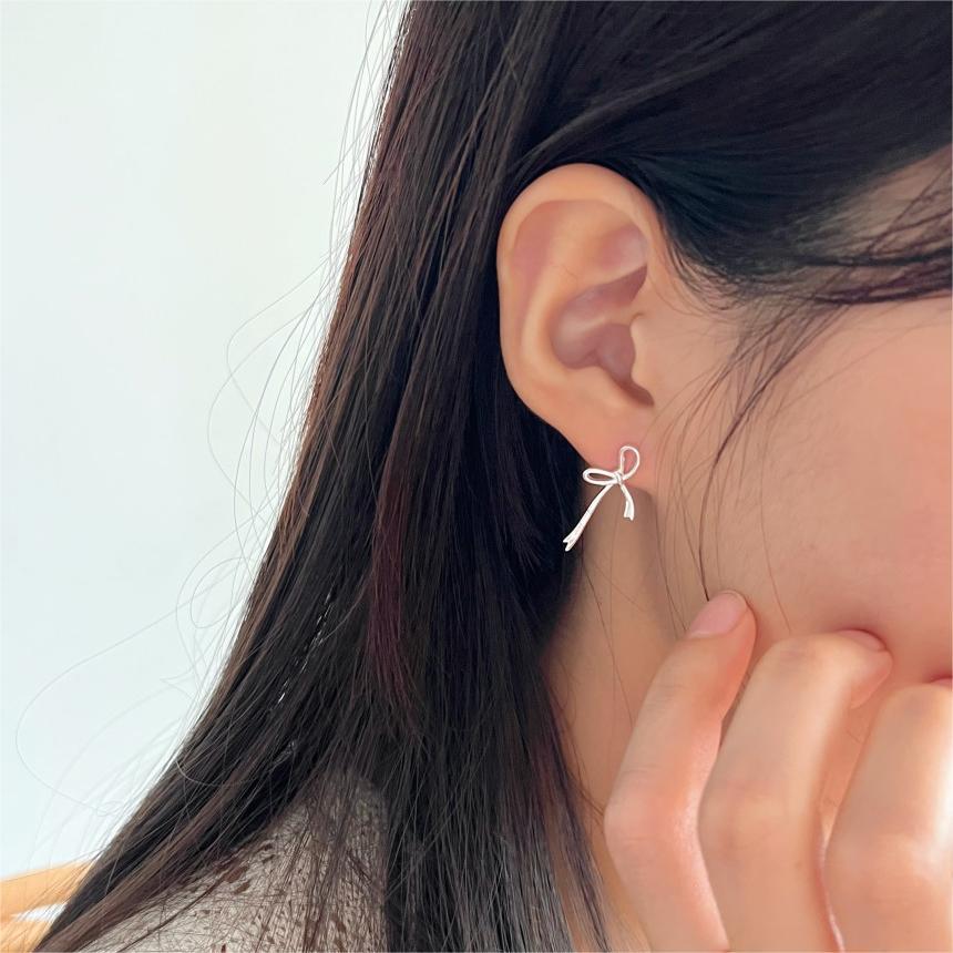 Pendientes minimalistas de lazo en plata de ley 925 con baño para mujer