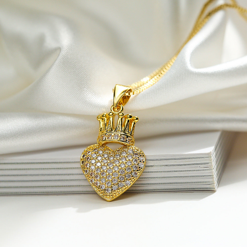 Collana con pendente a corona in zircone placcato oro a forma di cuore minimalista da donna con base in rame e design delicato sulla clavicola