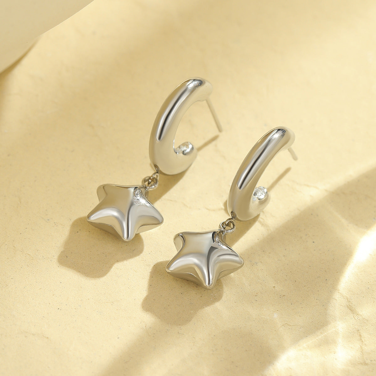 Orecchini da donna minimalisti in acciaio inossidabile con tono freddo, a forma di cuore e stella, con finitura placcata