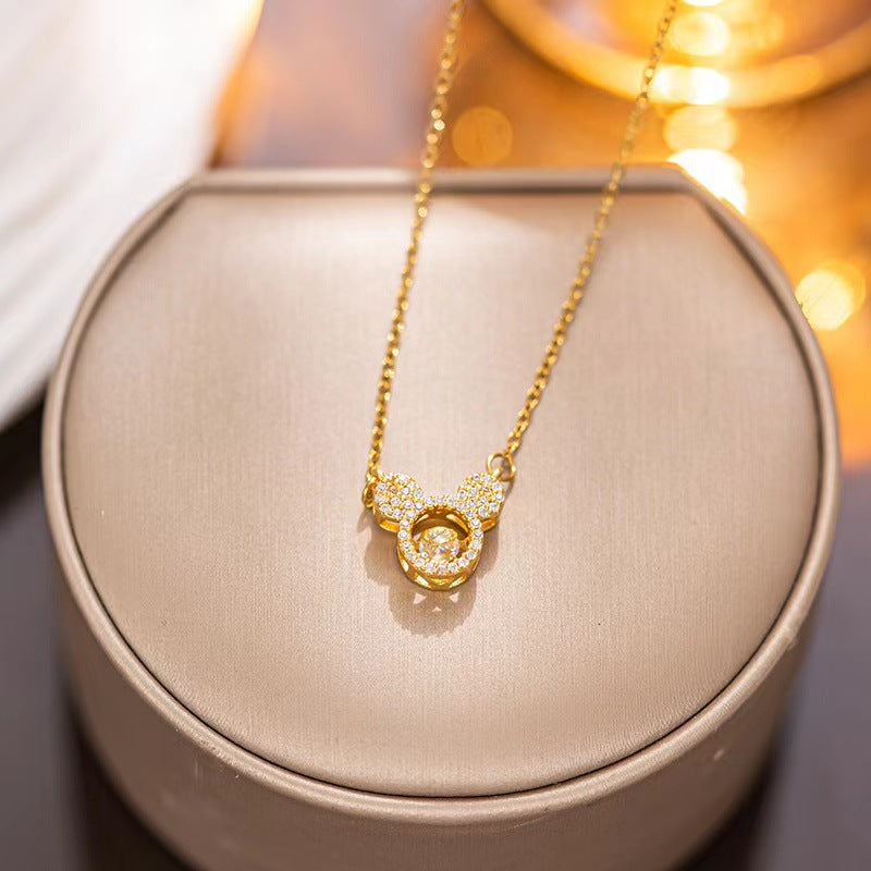 Collar con colgante de ratón geométrico minimalista para mujer, de acero de titanio con incrustaciones de diamantes de imitación y acabado chapado en cadena tipo O