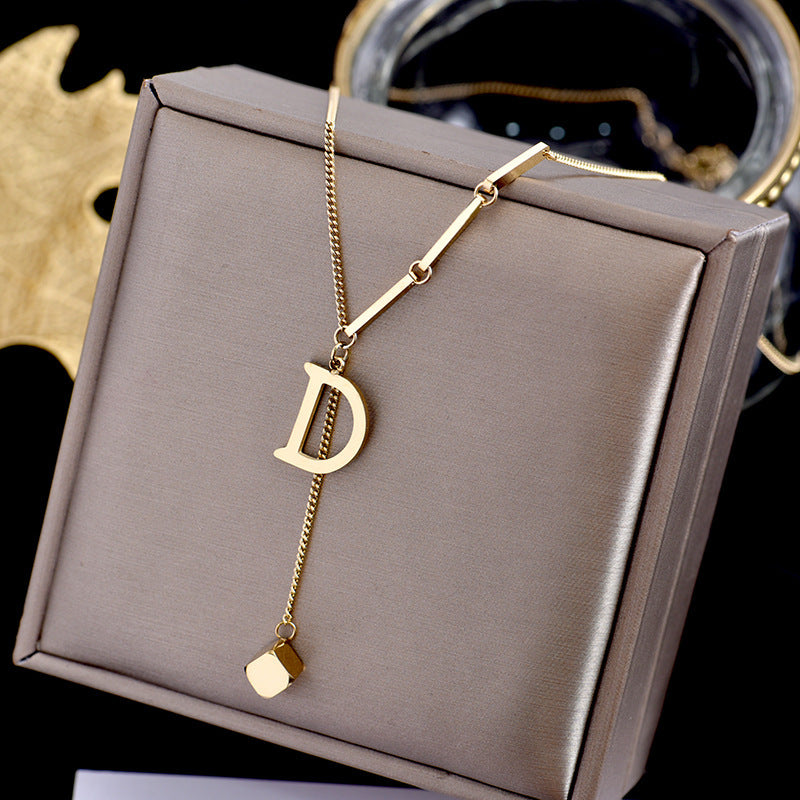 Collar Colgante de Letra D Minimalista Luxe de Acero de Titanio para Mujer Cadena Corta de Punto con Acabado Chapado