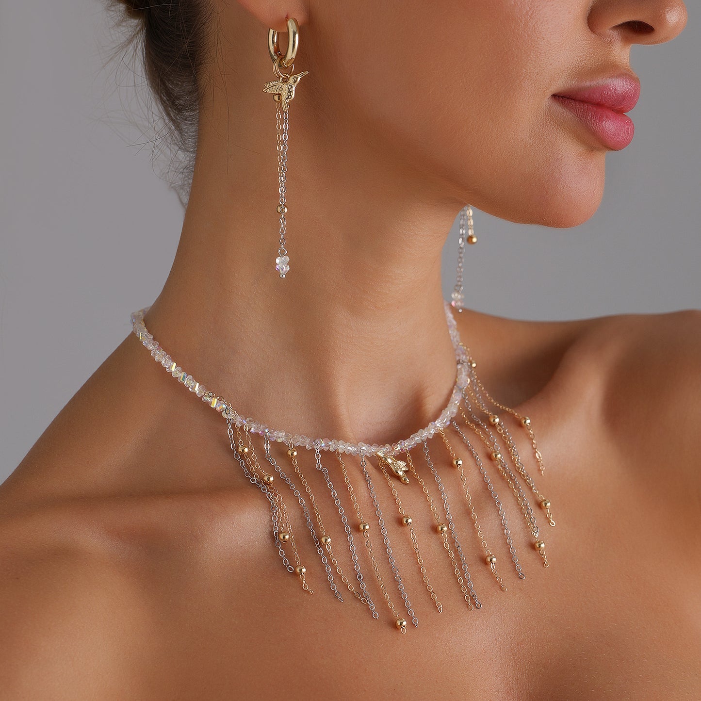 Collar con colgante de aleación con forma de pájaro de estilo minimalista con detalles en oro y cristal para mujer