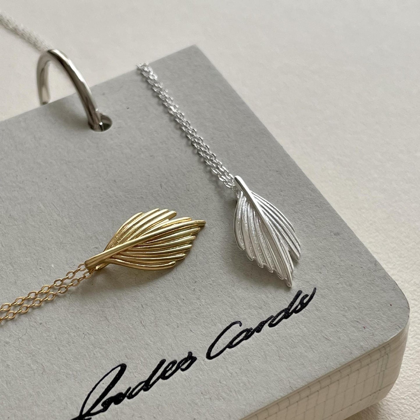 Collana con ciondolo a foglia minimalista in argento sterling 925 con strass su catena a croce