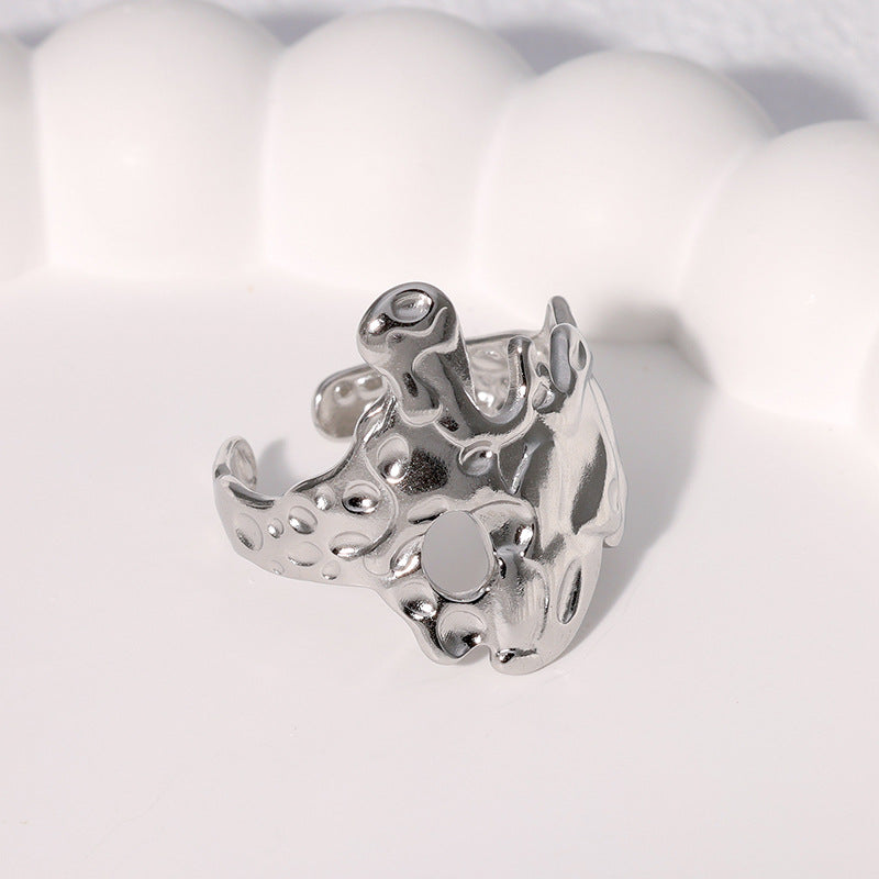 Anello da donna in acciaio inossidabile asimmetrico irregolare d'ispirazione barocca con finitura placcata