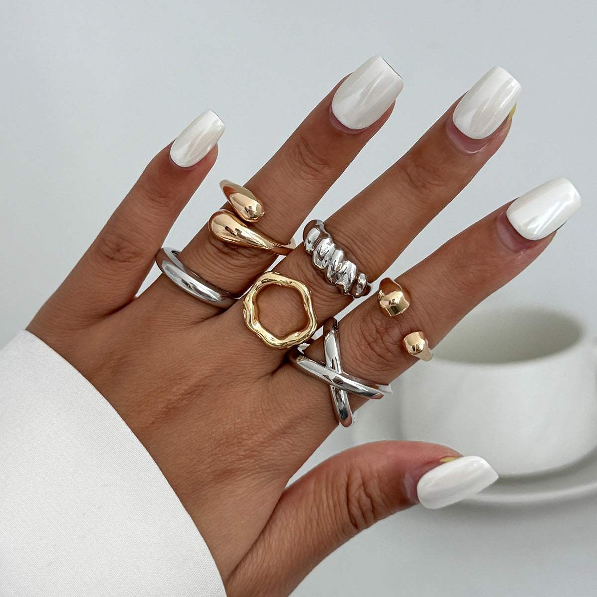 Anello minimalistico da donna in lega di zinco dalla forma geometrica irregolare, con finitura placcata e fascia aperta regolabile