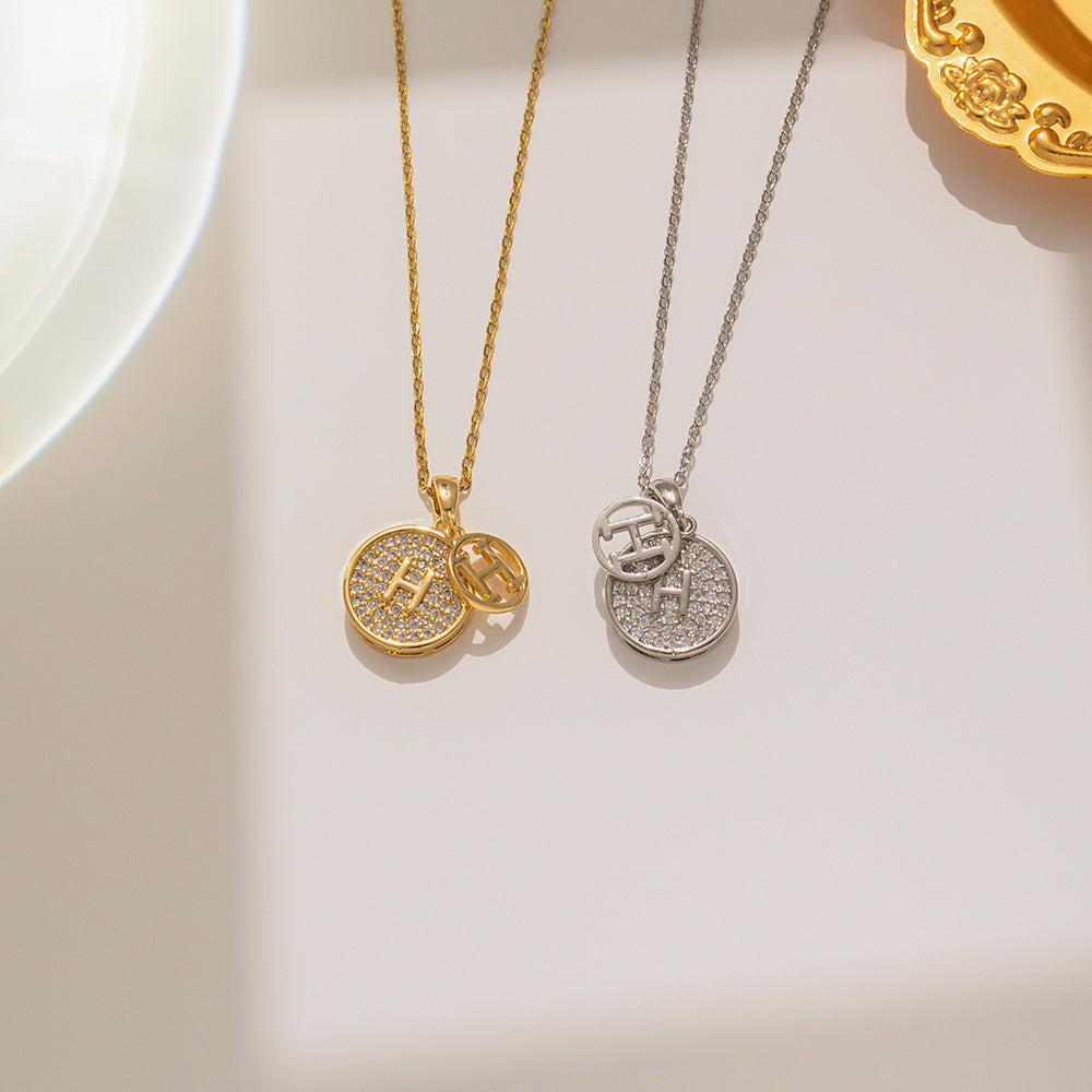 Collar con colgante de letra minimalista en acero de titanio con incrustaciones de pedrería en cadena O para mujer