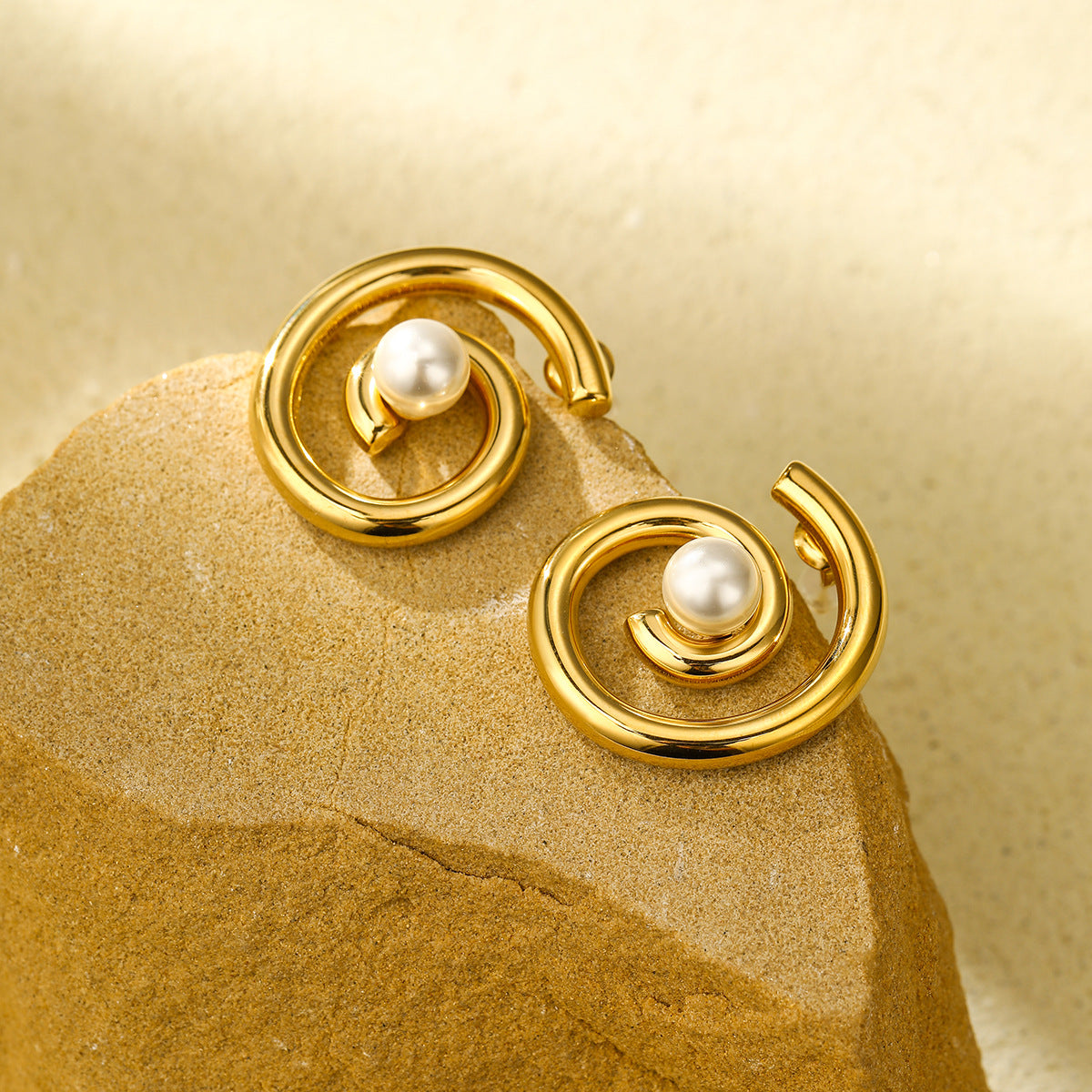 Orecchini a perno a spirale in acciaio inossidabile placcato oro 18 carati con perle, stile minimalista, da donna