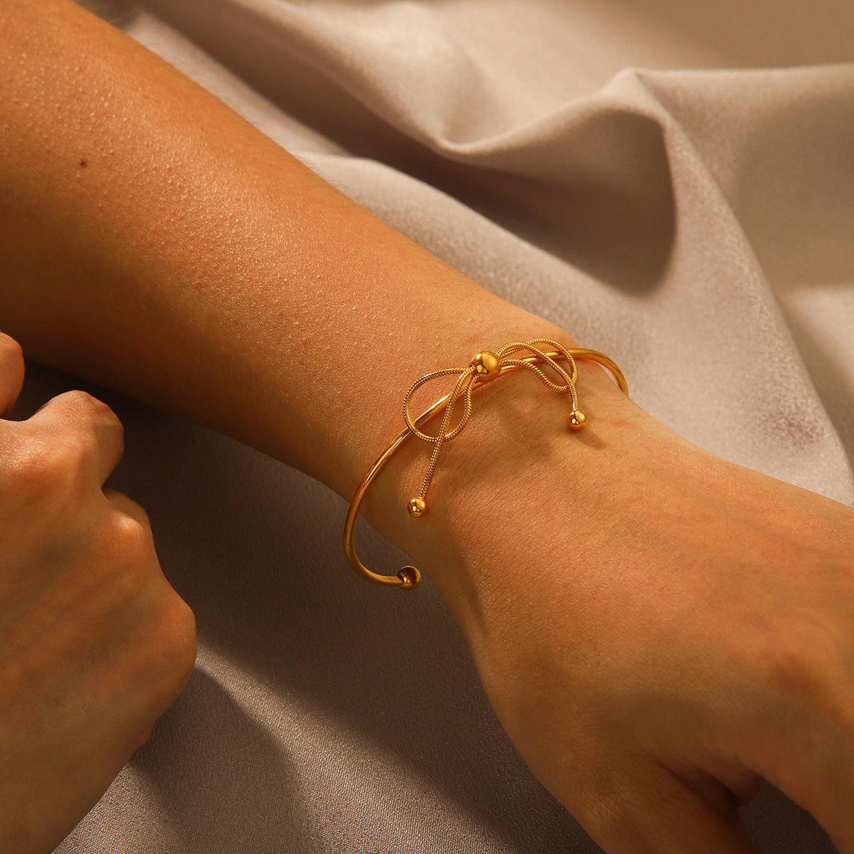 Fashionable 18K Gold Plated Stainless Steel Bow Knot Open Cuff Bracelet for Women