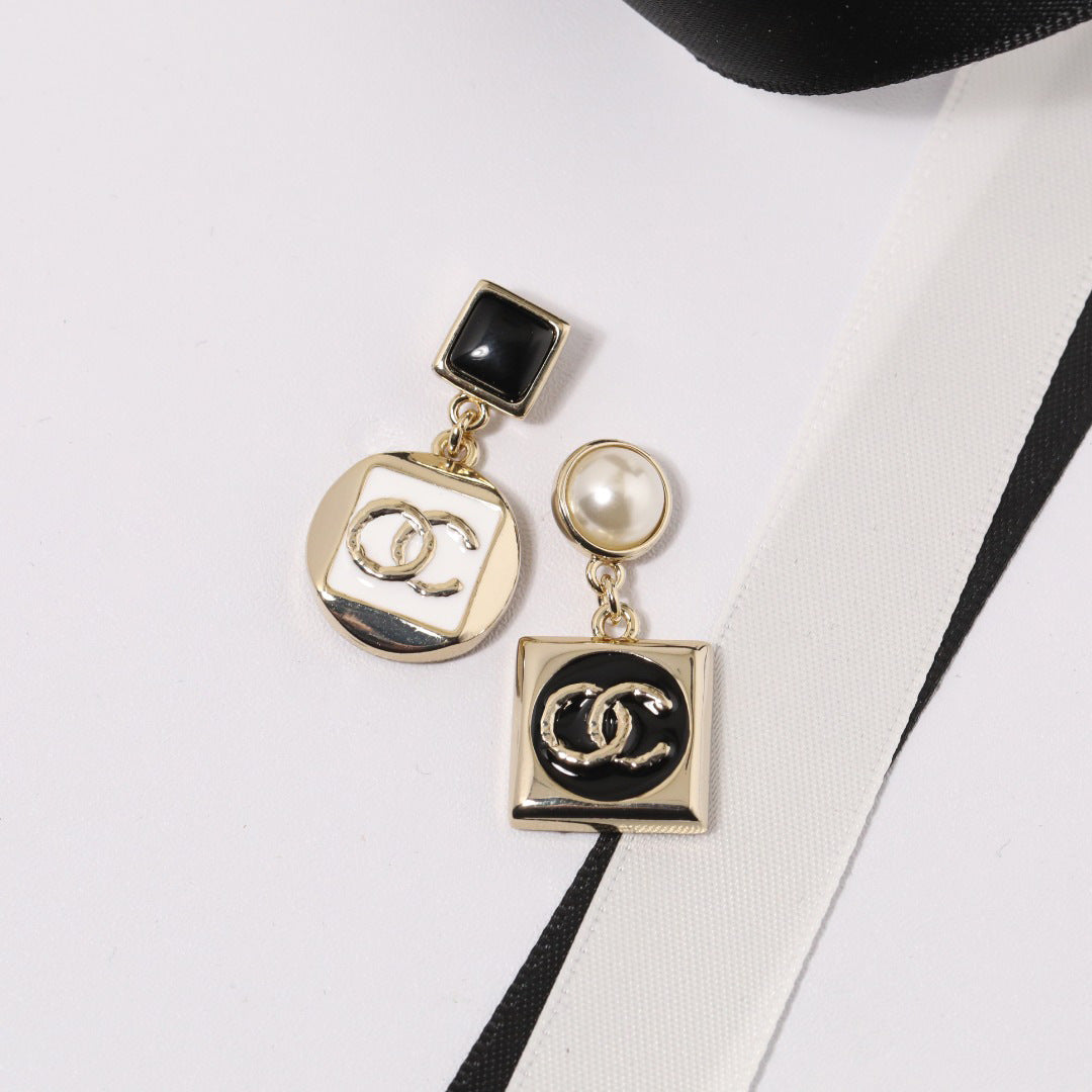 Collar con letras de esmalte de latón chapado en oro de lujo con colgante de plata de ley 925 para mujer