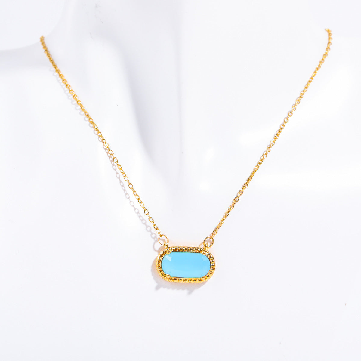 Elegante collana ovale con zircone verde in rame placcato oro da donna