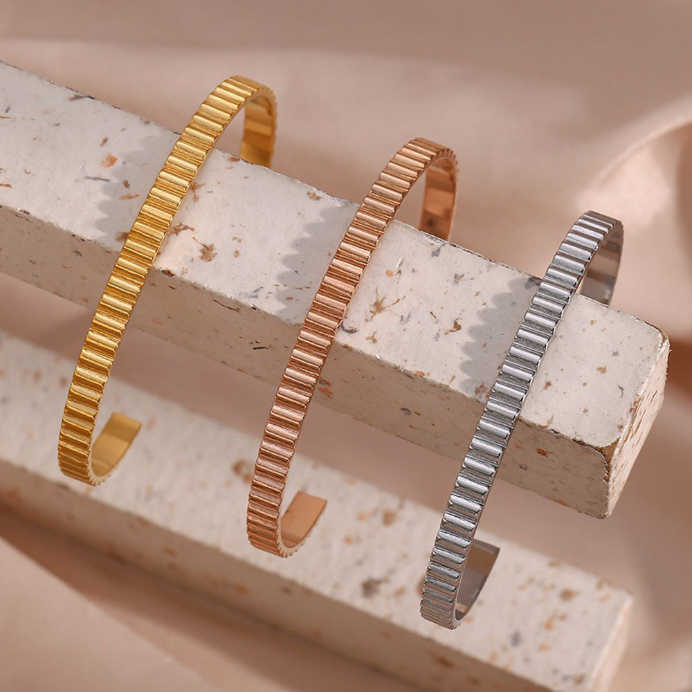 Bracciale rigido aperto minimalista in acciaio inossidabile testurizzato con finitura placcata