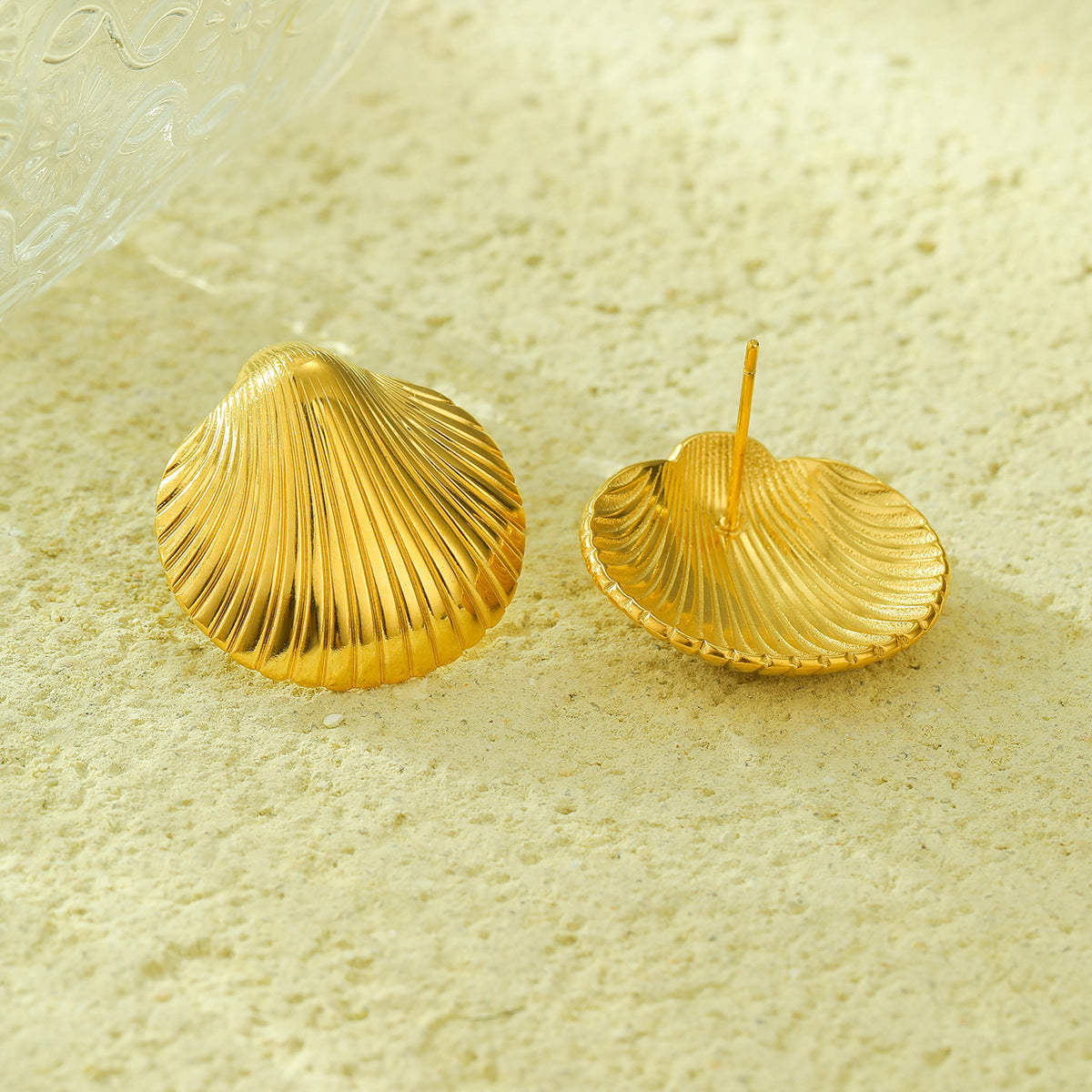 Pendientes de acero de titanio con forma de vieira, chapados en oro de 18 quilates, inspirados en el océano y de moda para mujer