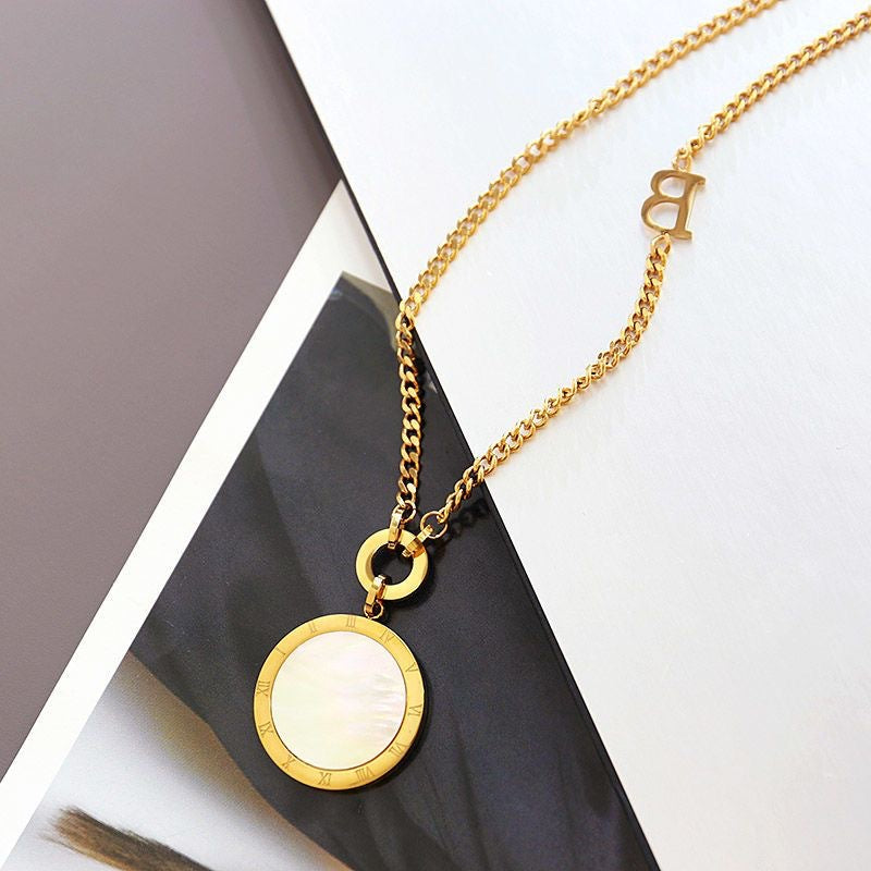 Collana con Pendente Minimalista a Numeri Romani su Due Lati in Acciaio al Titanio con Finitura Lucida da Donna
