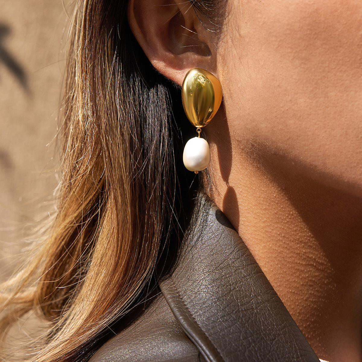 Aretes Minimalistas Geométricos de Nácar en Acero de Titanio con Chapado de Oro al Vacío PVD para Mujer