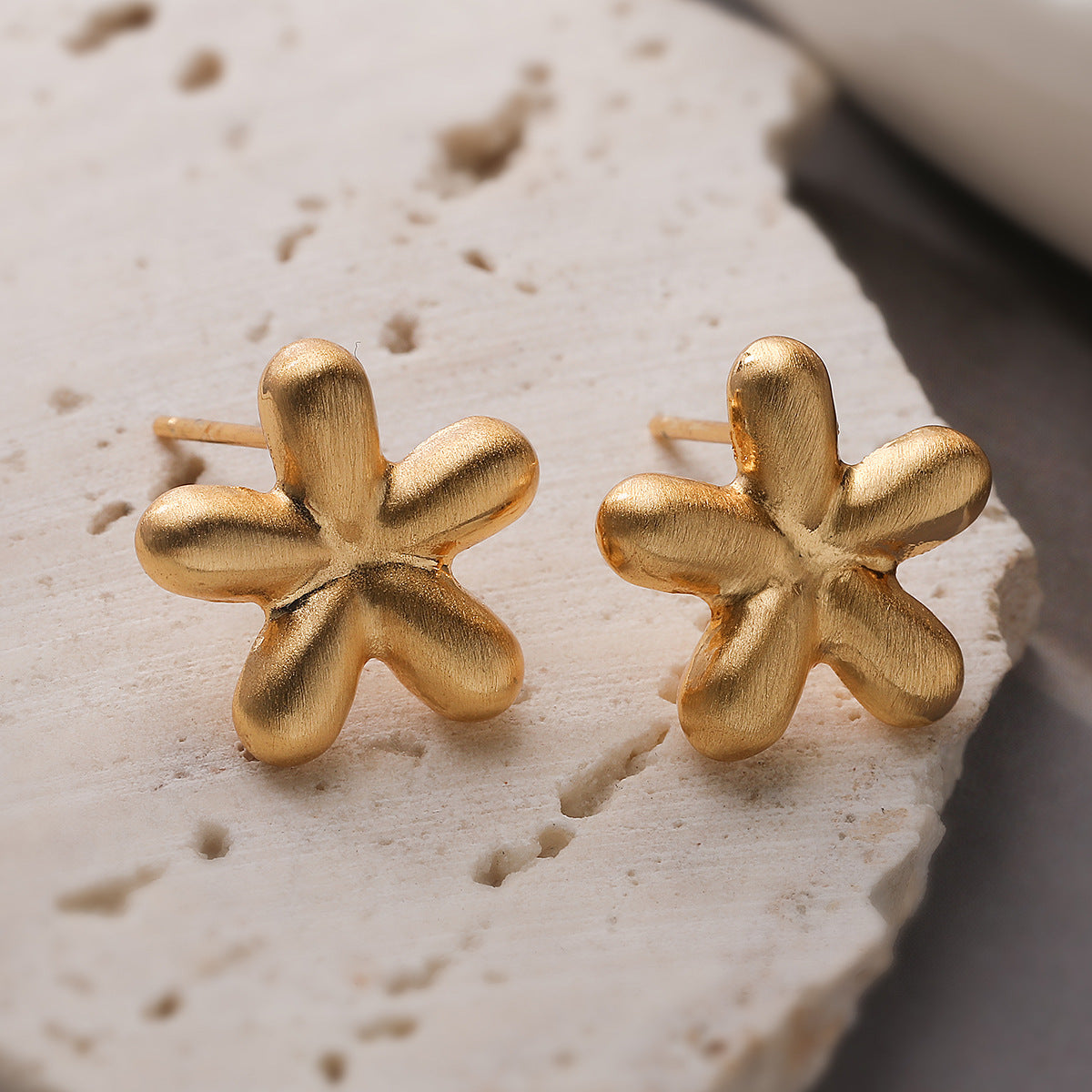 Elegant 18K Gold Plated Brushed Brass Floral Geometric Stud Earrings for Women