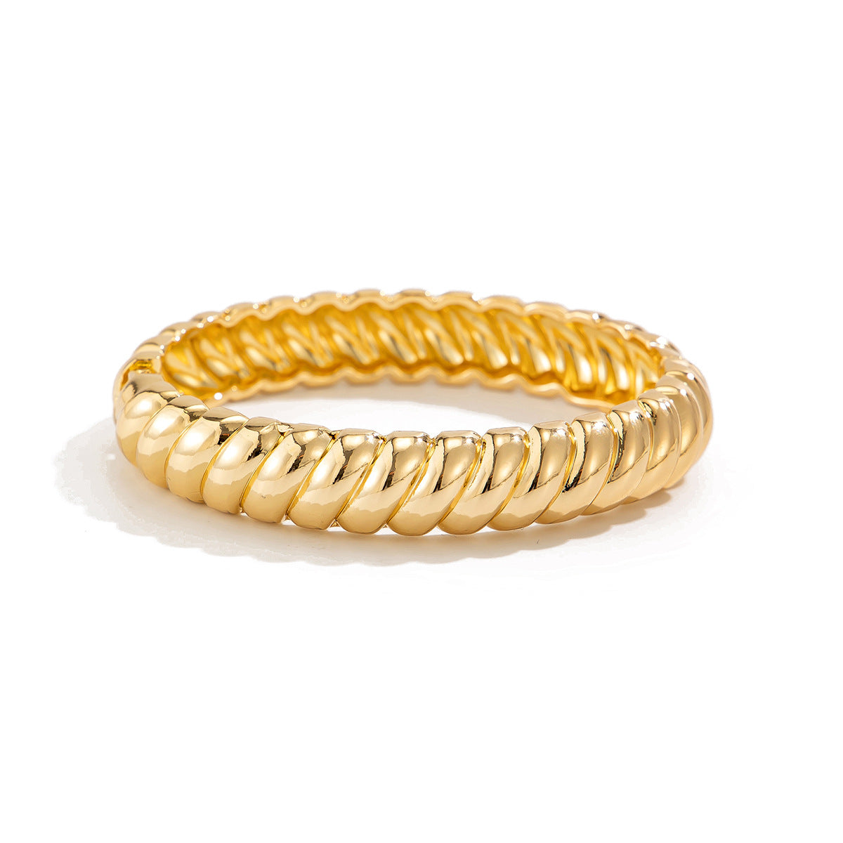 Bracciale minimalista in lega geometrica con finitura lucida e chiusura a molla con texture filettata