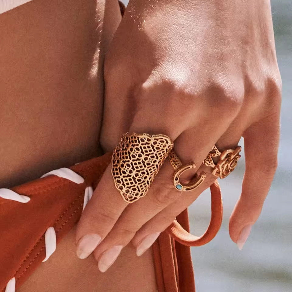 Anillo de banda ancha hueca geométrica de estilo bohemio de acero de titanio con acabado chapado para mujer