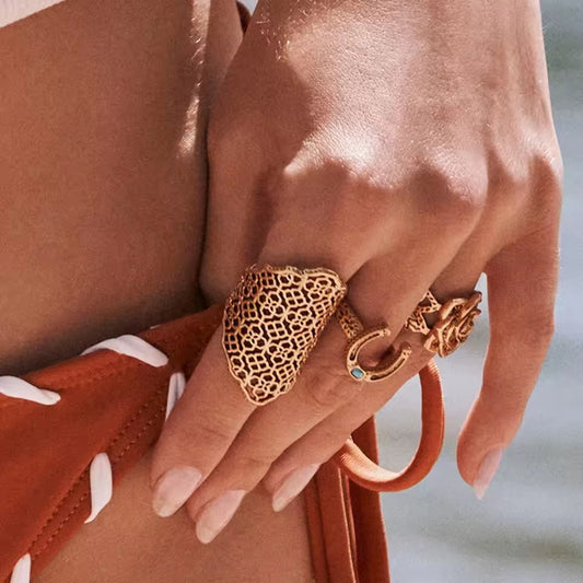 Anillo de banda ancha hueca geométrica de estilo bohemio de acero de titanio con acabado chapado para mujer