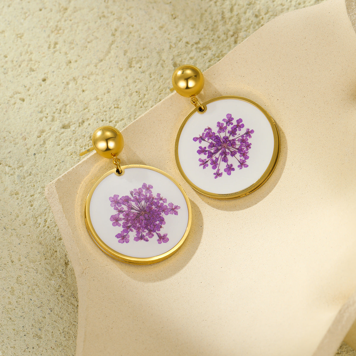 Aretes de acero inoxidable minimalistas con flores prensadas de resina y esmalte para mujer