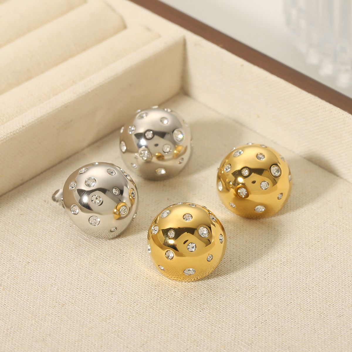 Orecchini minimalisti geometrici a sfera in acciaio al titanio da donna con intarsio in strass e placcatura in oro 18 carati