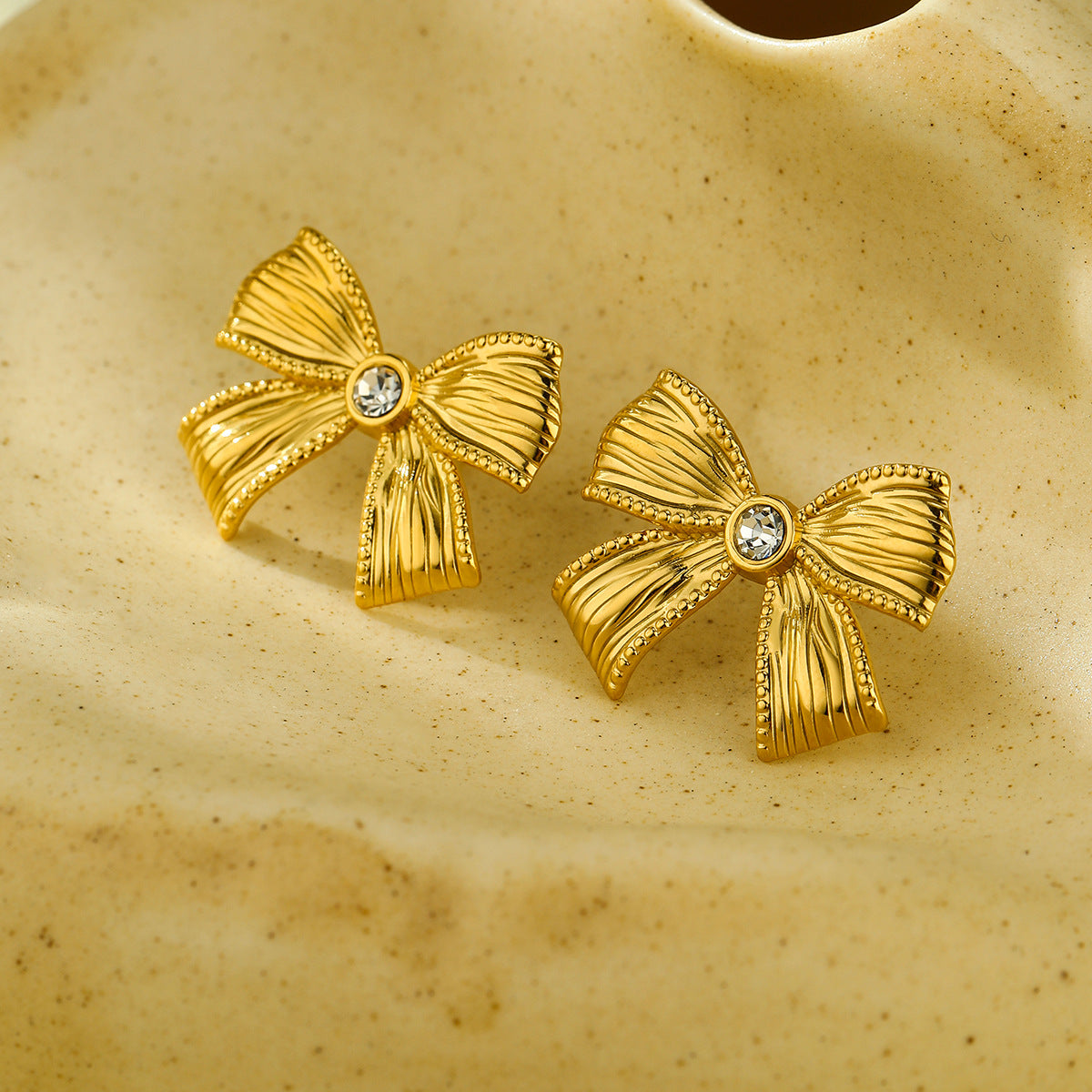 Fashionable Bow-Shaped Stainless Steel Necklace for Women with Plated Finish, Elegant and Versatile Jewelry Piece
