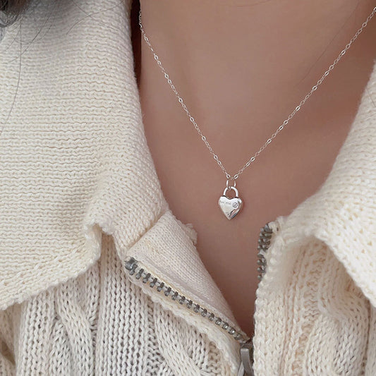 Collar con Colgante de Circonita en Plata de Ley 925 con Forma de Corazón Minimalista y Cadena de Serpiente, Acento Floral de Tulipán