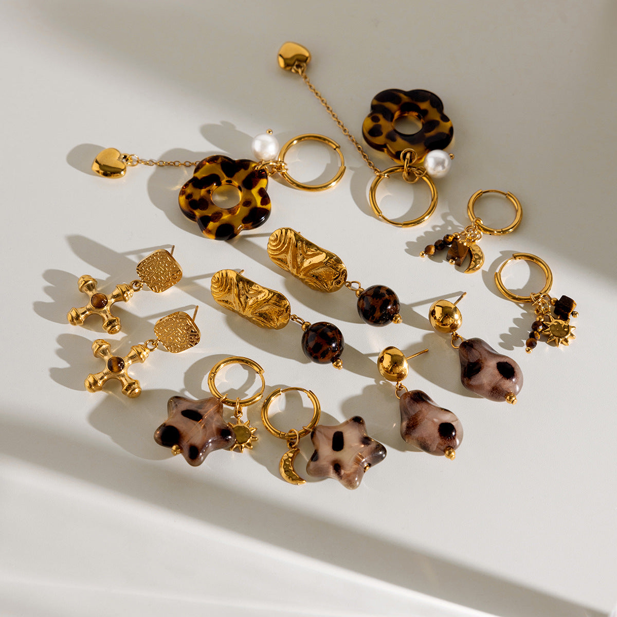 Aretes de aro de acero inoxidable con colgante de cruz geométrica para mujer con acabado chapado, diseño minimalista de lujo