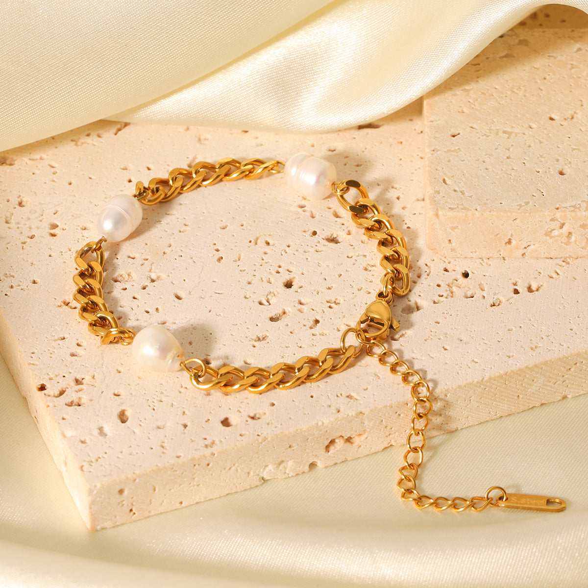 Elegant French Luxury Freshwater Pearl Bracelet for Women with 18K Gold Plated Stainless Steel Cuban Chain and Geometric Design
