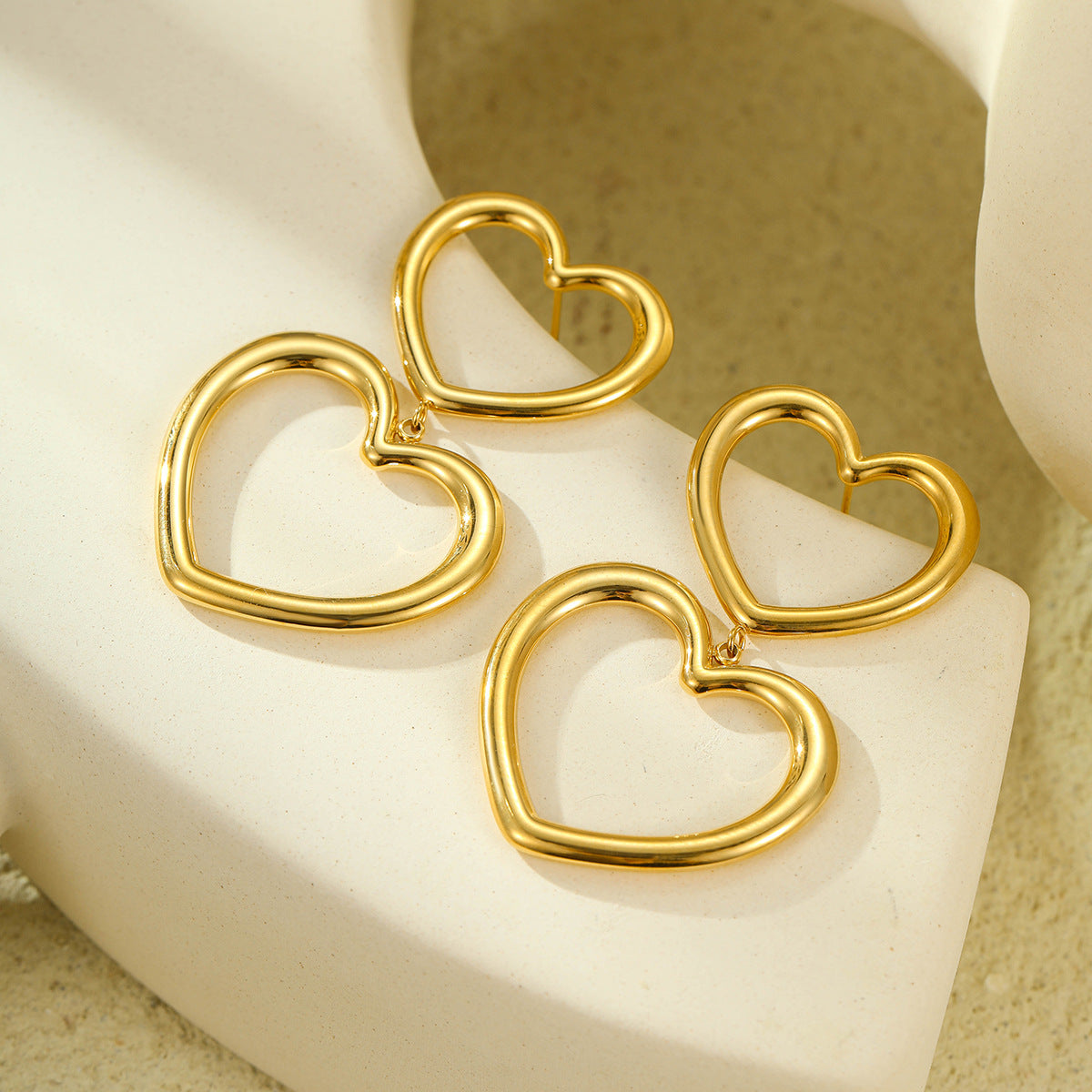 Orecchini pendenti a cuore cavo alla moda in stile OL in acciaio inossidabile con placcatura in oro 18 carati e dettaglio con frange