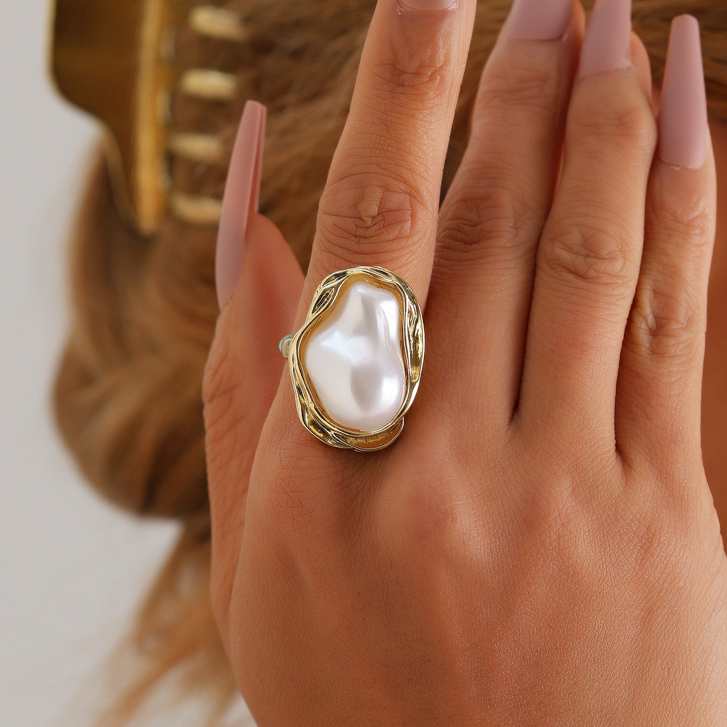 Anillo metálico de estilo francés vintage con forma geométrica para mujer con incrustaciones de perlas y acabado chapado