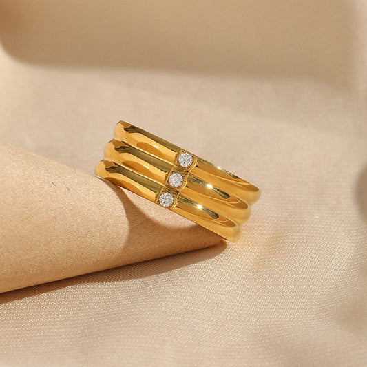 Elegante Anello da Donna Geometrico in Acciaio Inossidabile Placcato Oro 18K con Superficie a Triplo Arco e Dettagli in Zirconia Cubica