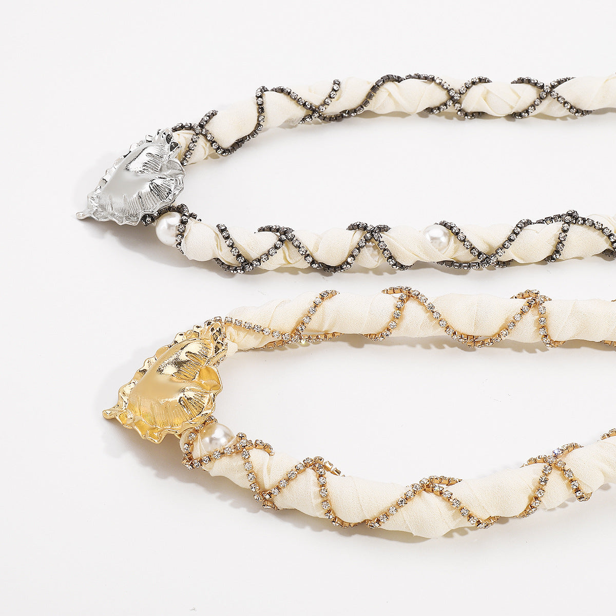 Collana con Ciondolo a Cuore Vintage con Strass, Catena in Lega e Tessuto Chiffon Impreziosito da Perle per Donna