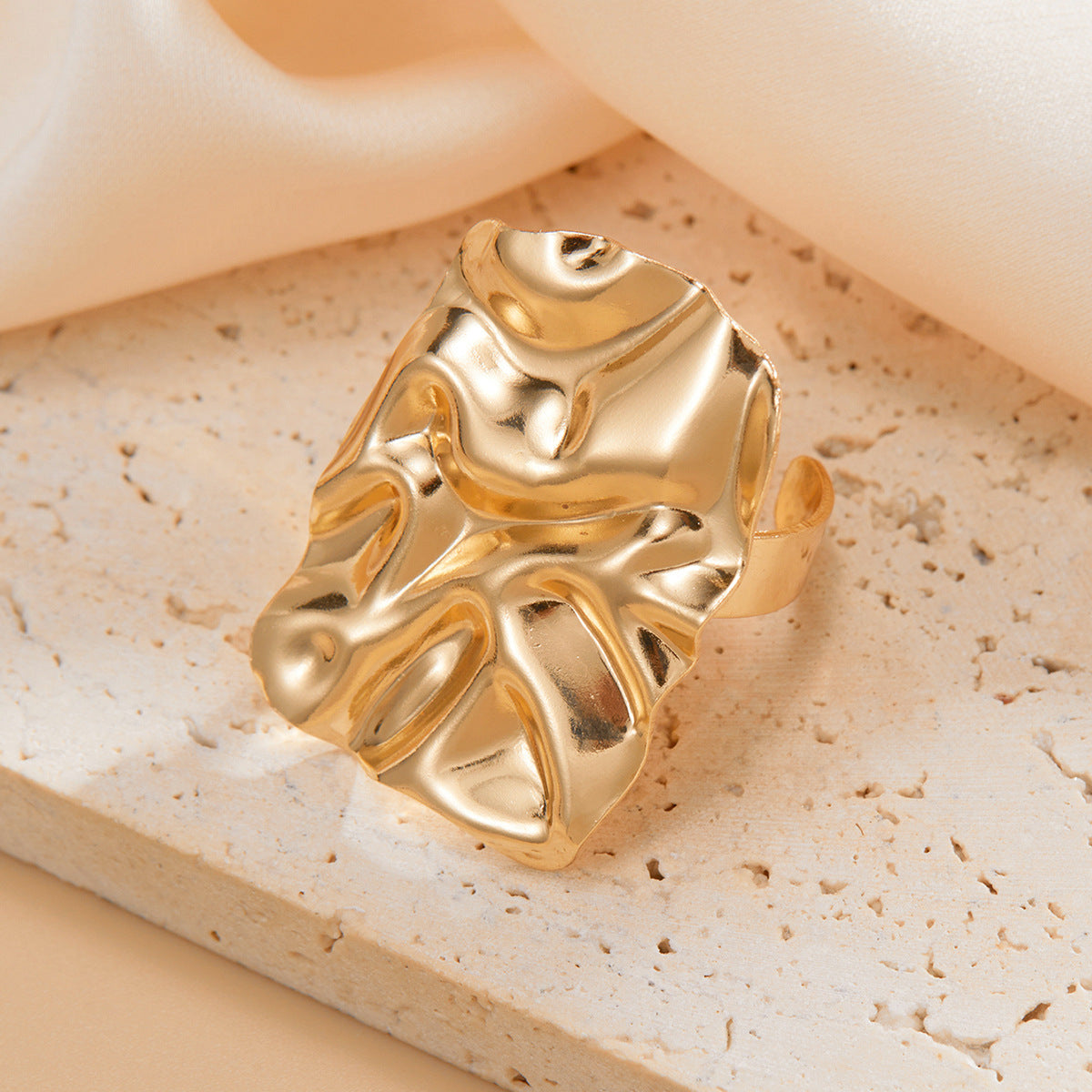 Anello da donna in lega rettangolare lucida con texture liquida a forma geometrica irregolare e finitura placcata
