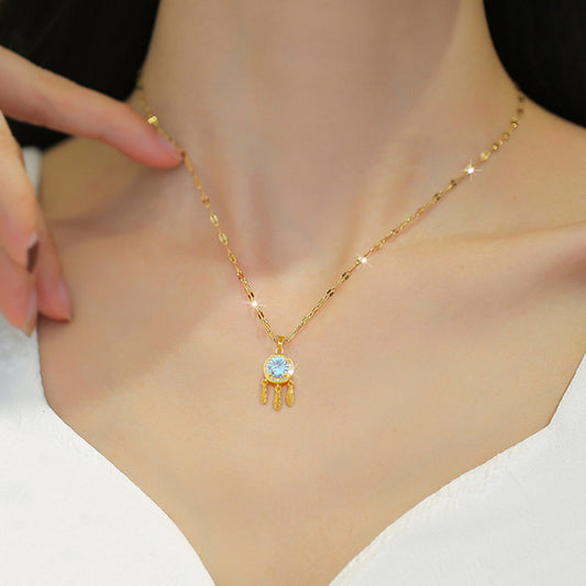 Collar con colgante de atrapasueños con borla de plumas de inspiración étnica en acero de titanio con incrustaciones de circonio en cadena de serpiente para mujer