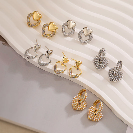 Pendientes Minimalistas de Cobre Chapados en Oro con Forma de Corazón y Detalles de Circonitas para Mujer