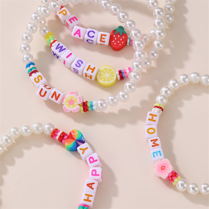 Bracciale per bambina con perline a cuore e fiore, accenti di perle e ciondoli in argilla polimerica stile principessa